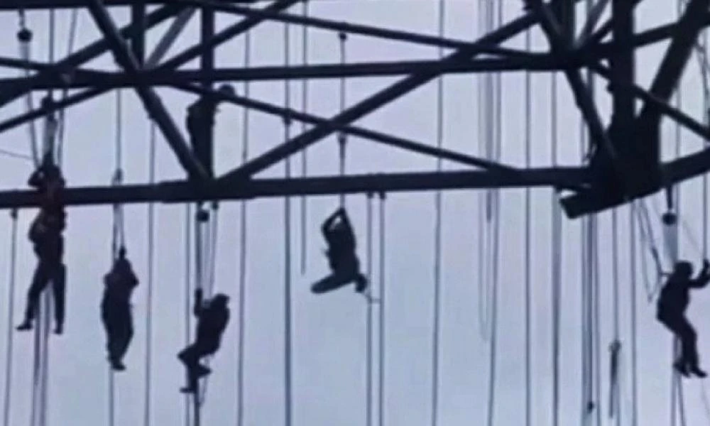 Βραζιλία: Σοκαριστικό βίντεο δείχνει εργαζόμενους να κρέμονται στον αέρα μετά από κατάρρευση σκαλωσιάς (βίντεο)